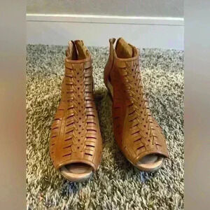 Woman’s brown open toe earth heels. Size 9w Never worn before. Perfect condition